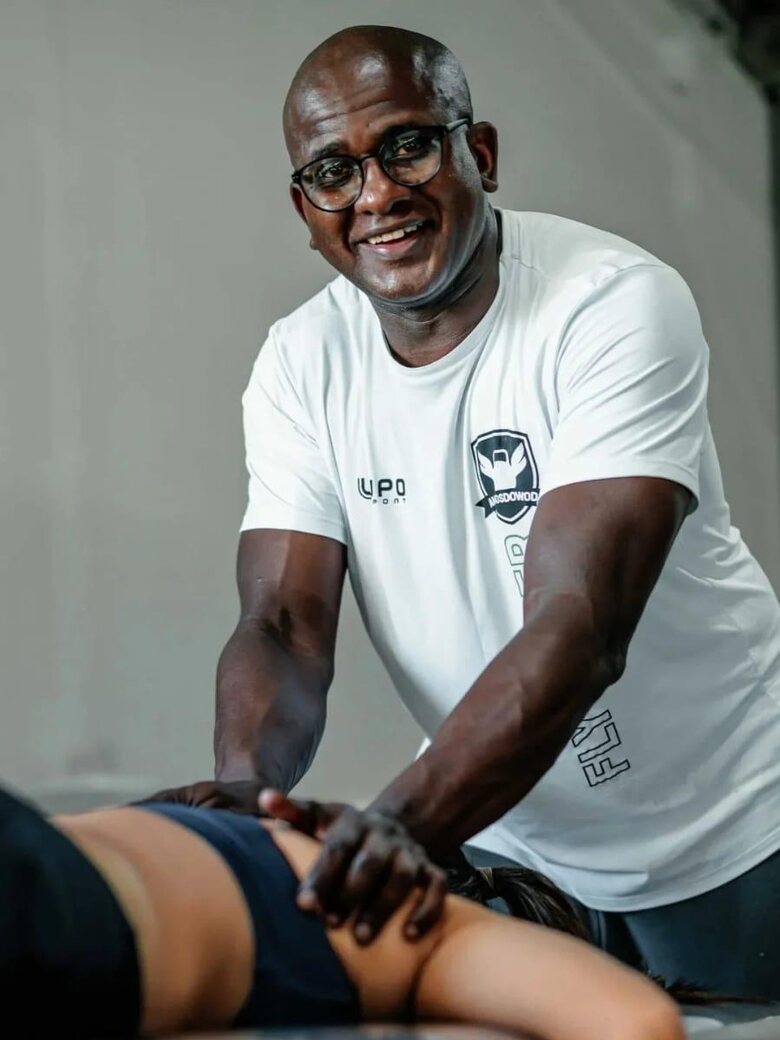 Carlos André, terapeuta manual, durante um atendimento